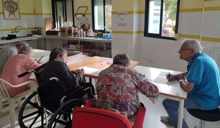 Usuarios del centro residencial 'Hernando de Soto' de Jerez de los Caballeros colaboran con Cristian Lay en una iniciativa artística para la Navidad
