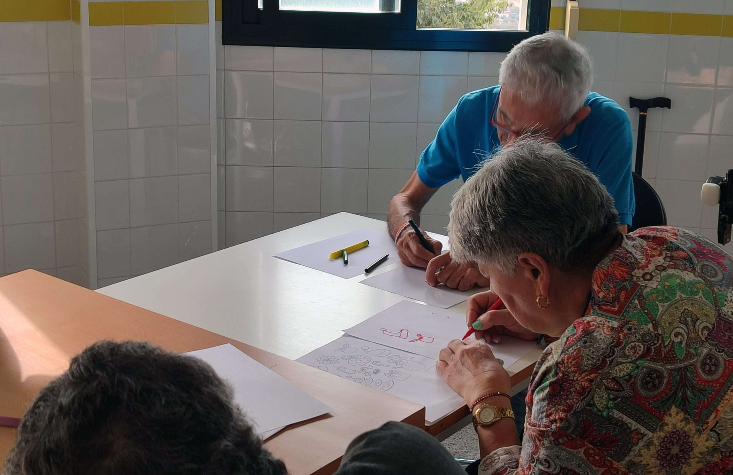 Usuarios del centro residencial 'Hernando de Soto' de Jerez de los Caballeros colaboran con Cristian Lay en una iniciativa artística para la Navidad