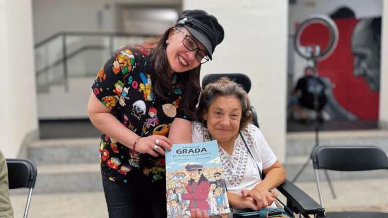 Mayte García de la Mora edita ‘Páginas de Grada’, un cómic que derriba muros