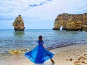 La barrendera y las olas