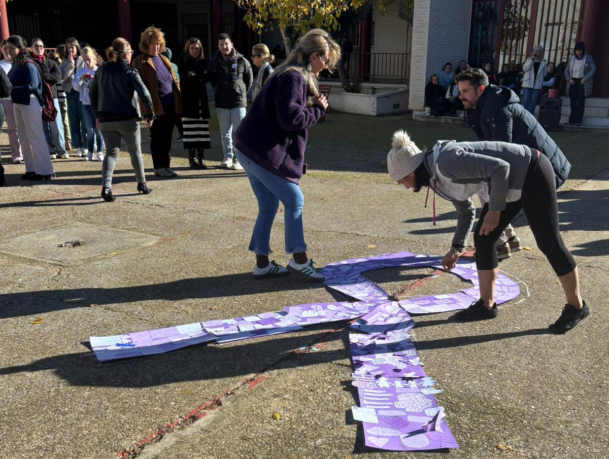 El instituto Los Moriscos conmemora el 25N con un acto educativo y simbólico contra la violencia de género