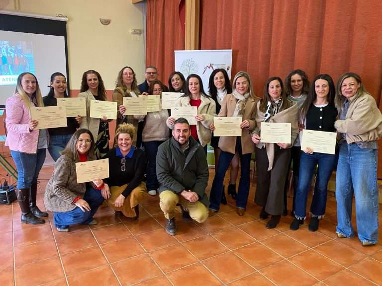 Palomas clausura la Escuela de Aprendizaje Laboral 'Cruz de Mayo' tras un año de formación en atención sociosanitaria