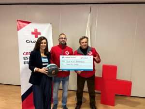 Cruz Roja Extremadura recibe 5.000 euros de Fundación La Caixa recaudados en el Circuito 3x3 de Baloncesto