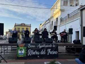 La Plaza de España de Ribera del Fresno se llenó de flamenco y tradición con la zambomba ‘Extremadura canta a la Navidad’