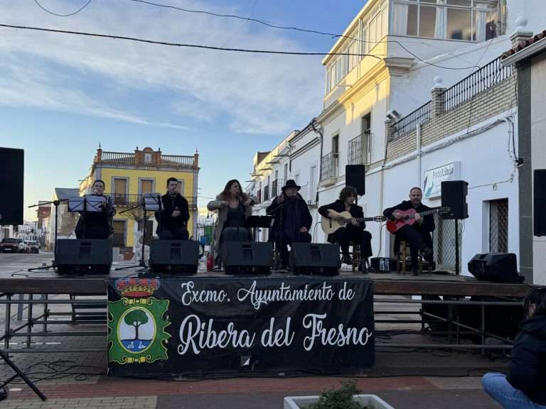 La Plaza de España de Ribera del Fresno se llenó de flamenco y tradición con la zambomba ‘Extremadura canta a la Navidad’