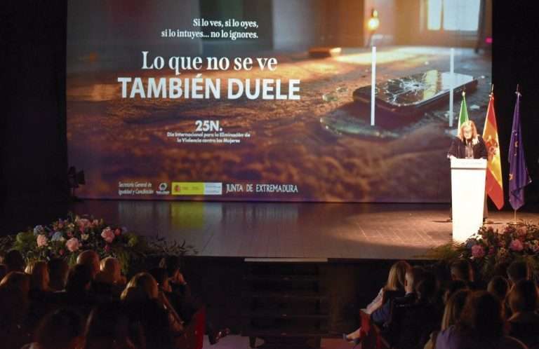 La presidenta de la Asamblea advierte del peligro de banalizar la violencia contra las mujeres y reclama que los asesinatos machistas sean tratados como una cuestión de Estado