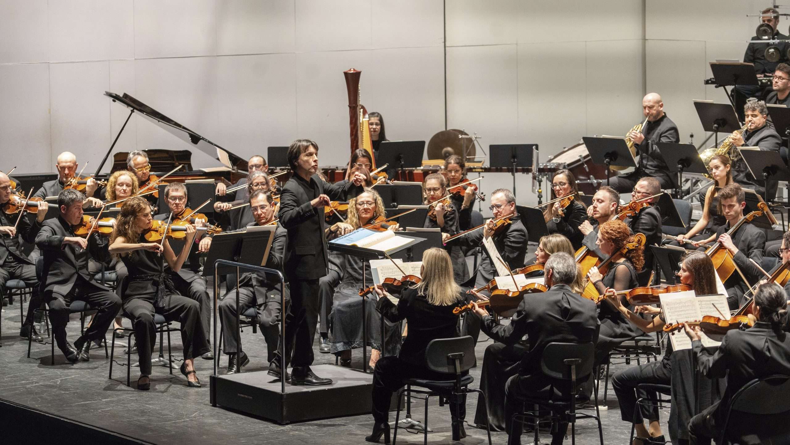 Roberto Forés. La energía que renueva el pulso de la Orquesta de Extremadura