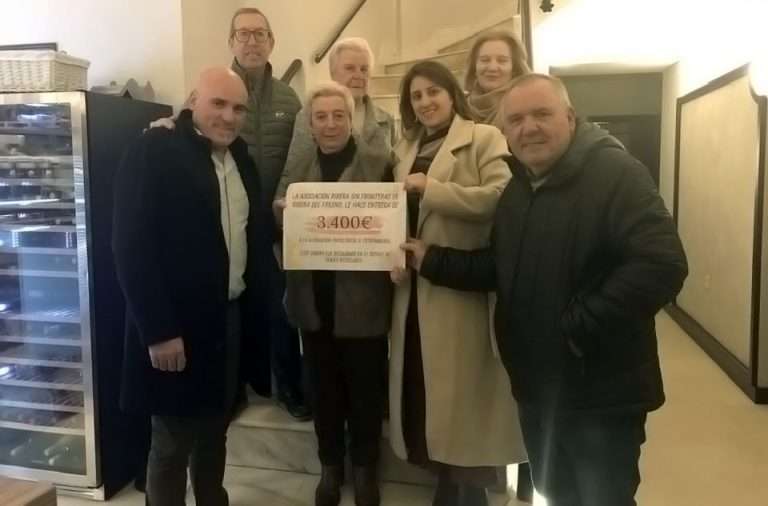 La gala solidaria de trajes reciclados de Ribera del Fresno entrega 3.400 euros a la Asociación Oncológica Extremeña