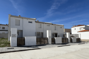 Las tres viviendas VPO sostenibles de la calle Alonso García Bravo de Ribera del Fresno reciben la cédula de habitabilidad