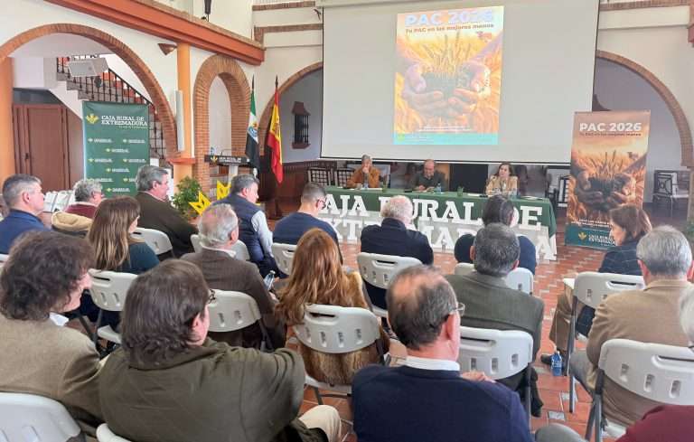 Caja Rural de Extremadura promueve una jornada para analizar el sector ganadero de la región