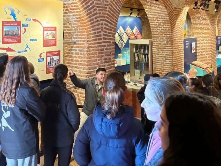 El alumnado de Segundo de Secundaria del instituto Los Moriscos recorre el patrimonio histórico y cultural de Hornachos