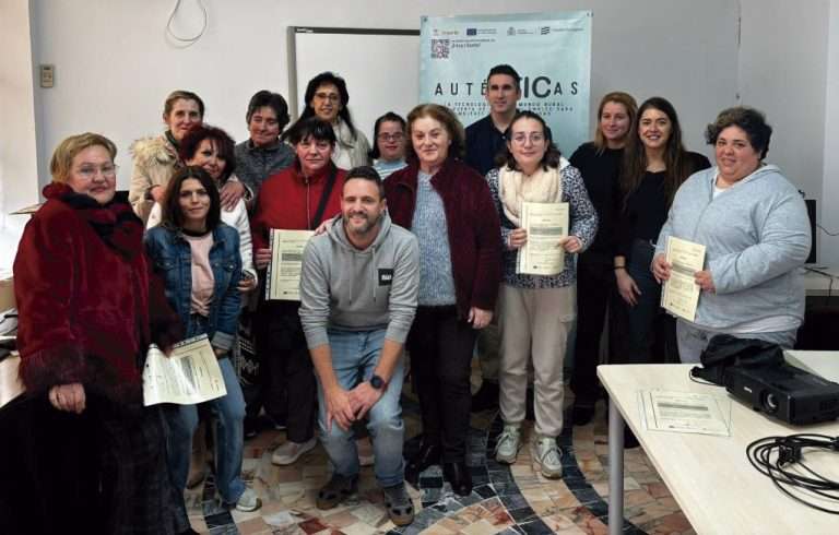 El programa ‘AuténTICas’ de Fundación ONCE impulsa en Castuera la formación digital de mujeres con discapacidad