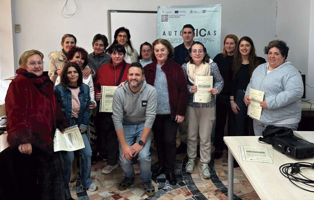 El programa ‘AuténTICas’ de Fundación ONCE impulsa en Castuera la formación digital de mujeres con discapacidad