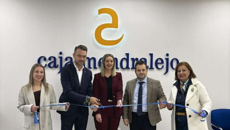 Cajalmendralejo inaugura nuevas oficinas en Jaraíz de la Vera y Villar del Rey