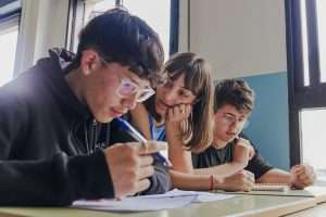 Un estudio de Fundación La Caixa revela que el refuerzo educativo extraescolar agrava la desigualdad en España y Portugal