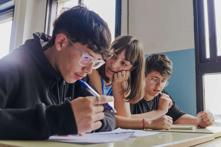 Un estudio de Fundación La Caixa revela que el refuerzo educativo extraescolar agrava la desigualdad en España y Portugal