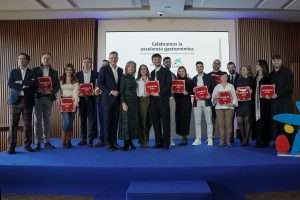 CaixaBank entrega a 15 restaurantes de Extremadura las placas que los acreditan como restaurantes recomendados por la Guía Michelin 2026