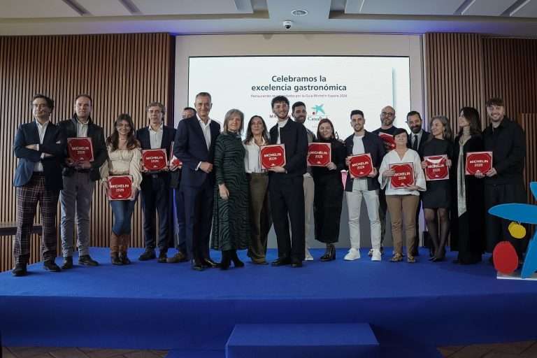 CaixaBank entrega a 15 restaurantes de Extremadura las placas que los acreditan como restaurantes recomendados por la Guía Michelin 2026