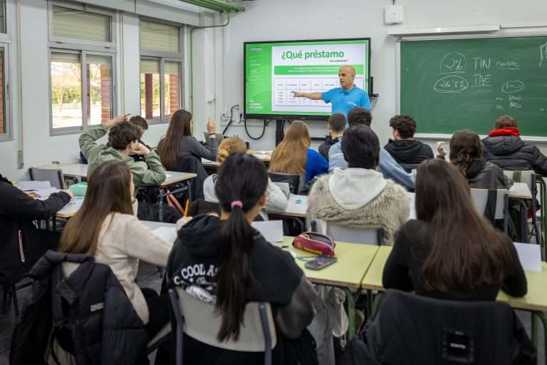 El programa de voluntariado de CaixaBank formará a más de 450 jóvenes extremeños en cultura financiera
