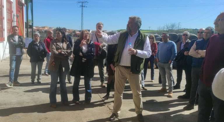 La Cooperativa de Ribera del Fresno acoge la primera cata de 'Las 13 Rosas' en una jornada de promoción agroalimentaria y compromiso social