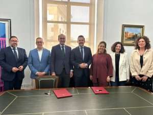 El Ayuntamiento de Cáceres y CaixaBank ofrecen microcréditos para impulsar el empleo local