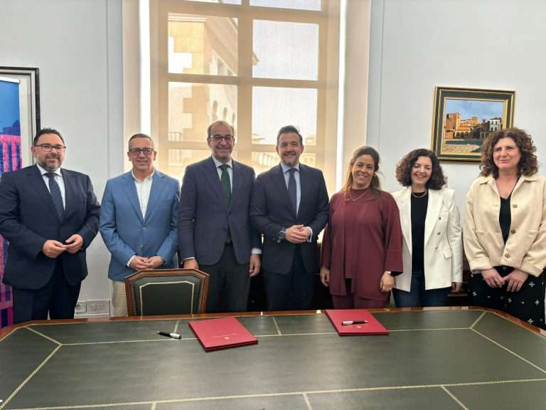 El Ayuntamiento de Cáceres y CaixaBank ofrecen microcréditos para impulsar el empleo local