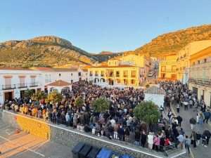 Hornachos despide con una multitudinaria concentración silenciosa las jornadas de luto por Francisca Cadenas