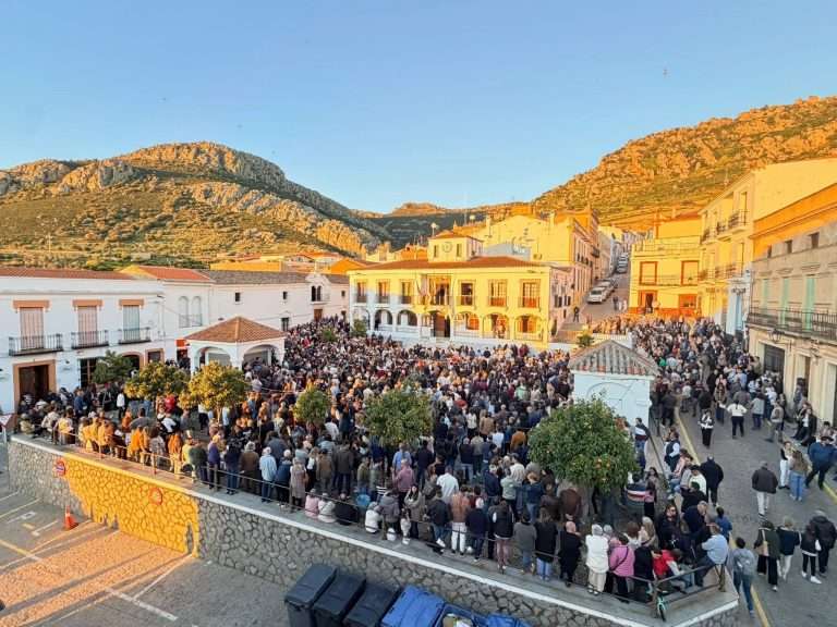 Hornachos despide con una multitudinaria concentración silenciosa las jornadas de luto por Francisca Cadenas