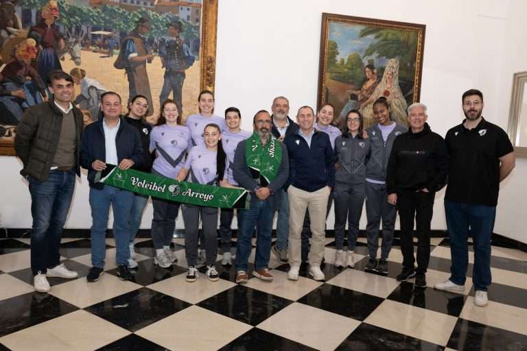 La Diputación de Cáceres continuará respaldando al voleibol femenino en Arroyo de la Luz