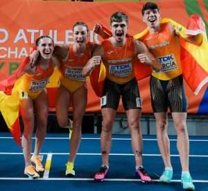David García Zurita se proclama subcampeón del mundo indoor con nuevo récord nacional en el relevo mixto 4x400