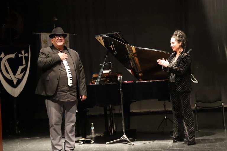 Pedro Monty convierte el Pregón de la Semana Santa 2026 en Montijo en una experiencia inolvidable de fe, música y emoción colectiva