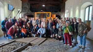 El aula de adultos de Ribera del Fresno viaja a Riotinto para descubrir la huella minera e industrial de Huelva