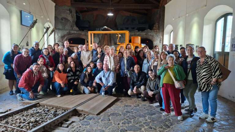 El aula de adultos de Ribera del Fresno viaja a Riotinto para descubrir la huella minera e industrial de Huelva