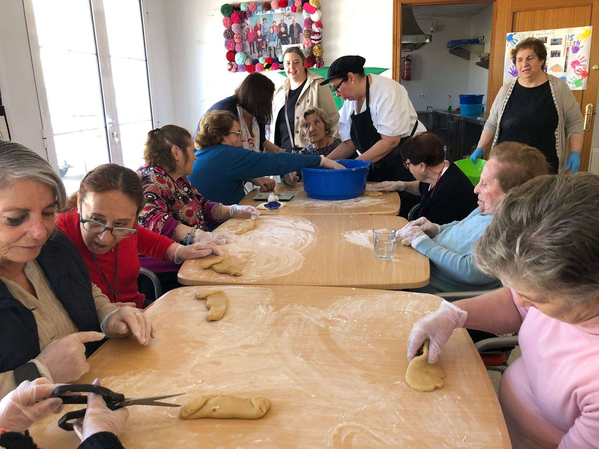 Mayores y pequeños mantienen viva la tradición de los Bollos de Pascua en una jornada intergeneracional en Ribera del Fresno