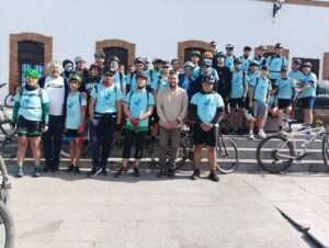La Escuela Trashumante hace parada en Ribera del Fresno en su ruta ciclista entre Guadalupe y Zafra