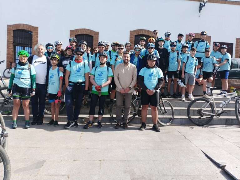 La Escuela Trashumante hace parada en Ribera del Fresno en su ruta ciclista entre Guadalupe y Zafra