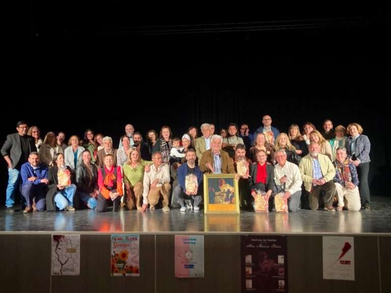 El Memorial 'Ana María Báez' cierra en Ribera del Fresno con 'Ya es hora', de 'Salón Abierto', y una foto de familia de todas sus compañías participantes