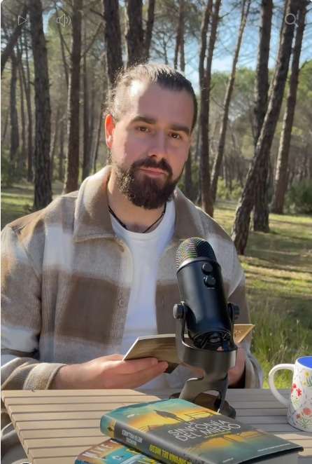 Isidro Barroso da voz a su poesía en el pódcast 'El desván de Isidro', un refugio sonoro para los versos