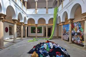 Carmen Palop revisa los espacios públicos de relación en un antiguo convento de Mérida