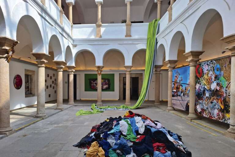 Carmen Palop revisa los espacios públicos de relación en un antiguo convento de Mérida