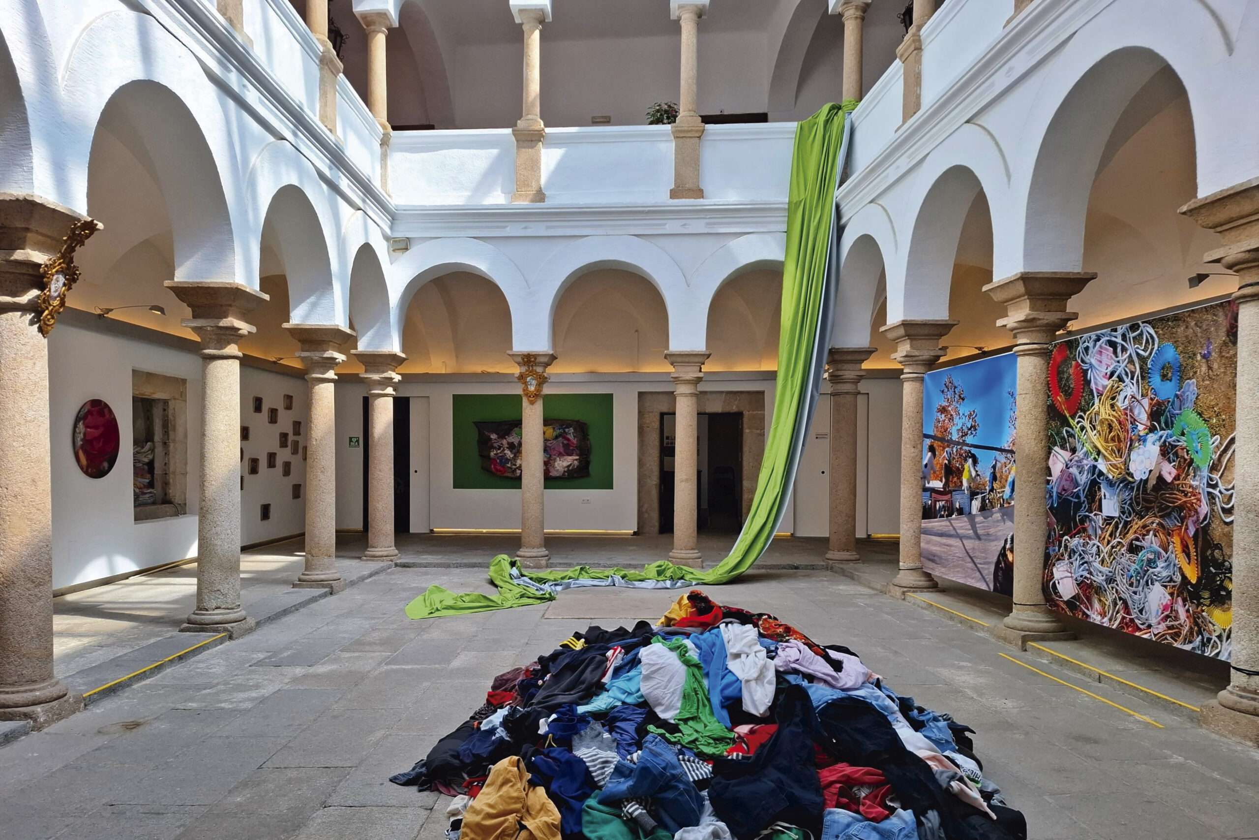 Carmen Palop revisa los espacios públicos de relación en un antiguo convento de Mérida