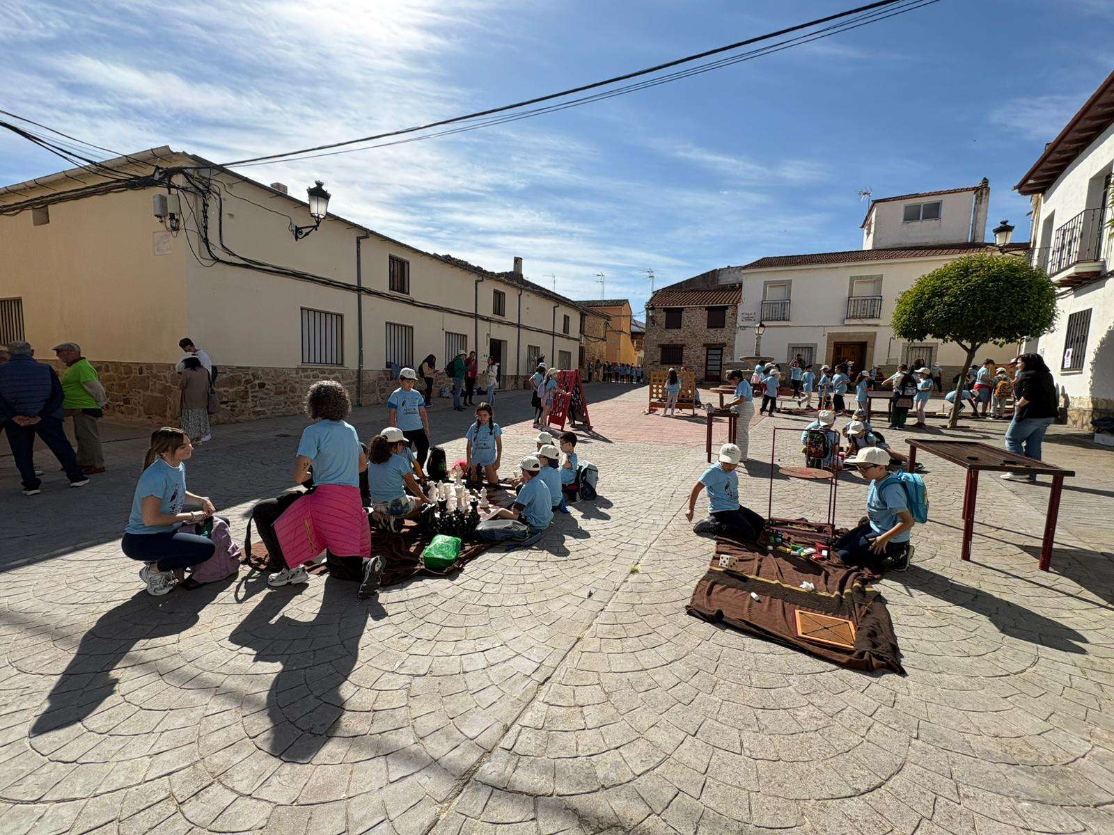 La Geoconvivencia 2026 reúne en Villar del Pedroso a más de mil escolares