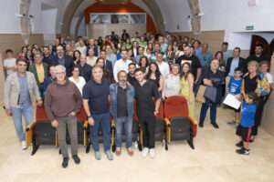 Alberto Ginés y Juan Carlos Holgado cruzan experiencias en Cáceres y reivindican el deporte como nexo social