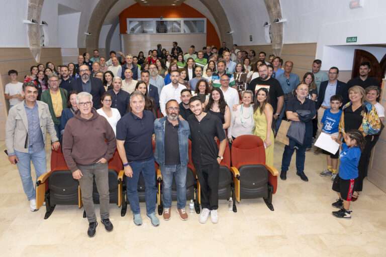 Alberto Ginés y Juan Carlos Holgado cruzan experiencias en Cáceres y reivindican el deporte como nexo social