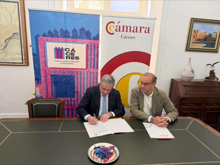 La Cámara Oficial de Comercio, Industria y Servicios de Cáceres se ha adherido oficialmente a la candidatura de Cáceres como Capital Europea de la Cultura 2031, en un acto con la participación del alcalde de Cáceres y el presidente del Consorcio Cáceres Capital Europea de la Cultura 2031, Rafael Mateos, y del presidente de la Cámara de Comercio, Gabriel Álvarez. Con esta firma, la entidad empresarial muestra su apoyo al proyecto cultural y de ciudad que representa Cáceres 2031, reforzando la implicación del tejido empresarial y económico de la ciudad y de la provincia en una candidatura que aspira a convertirse en un proyecto colectivo y transformador. Durante el acto, Rafael Mateos agradece el compromiso de la Cámara de Comercio y destaca la importancia de sumar alianzas estratégicas para consolidar una candidatura “de toda la ciudad”. El alcalde señala además que el respaldo del ámbito empresarial resulta fundamental para construir una propuesta sólida, participativa y con capacidad para generar oportunidades y desarrollo en Cáceres y su entorno. Por su parte, Gabriel Álvarez subraya la relevancia de que el sector empresarial participe activamente en un proyecto que, según indica, trasciende el ámbito cultural y puede convertirse en un motor de crecimiento económico, dinamización y proyección internacional para la ciudad. En el encuentro también se aborda los próximos hitos del proceso de selección de la Capital Europea de la Cultura 2031. Entre ellos figuran la elaboración y presentación del BidBook definitivo, la visita del comité de expertos prevista para el 23 de noviembre y la presentación de la candidatura ante dicho comité el 30 de noviembre. La ciudad española elegida como Capital Europea de la Cultura 2031 se conoce el próximo 3 de diciembre. Desde el Consorcio Cáceres 2031 se trabaja en la incorporación de apoyos institucionales, sociales y económicos con el objetivo de fortalecer una candidatura abierta, participativa y alineada con los valores europeos de innovación, sostenibilidad, inclusión y cooperación cultural