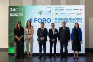 El II Foro Económico y Financiero de Extremadura analiza los retos de las empresas ante la transformación global