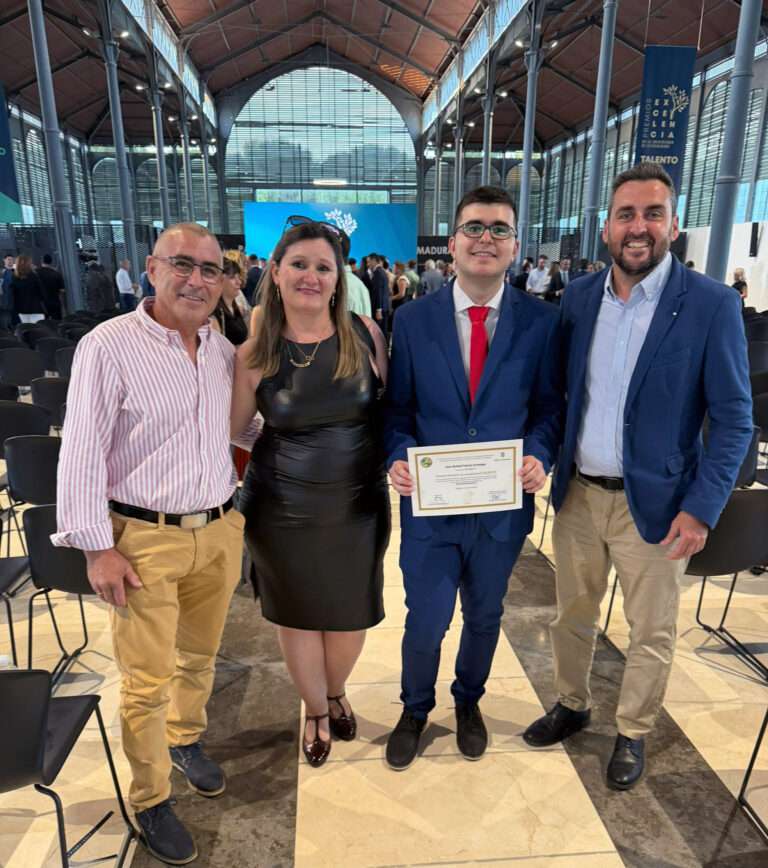 Rafael Falcón Arteaga, ejemplo de excelencia universitaria, es premiado por la Universidad de Extremadura y la Junta