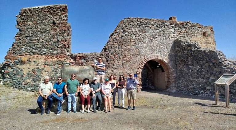 Avitibar descubre el patrimonio minero y enológico de Santa Marta de los Barros en una jornada cultural y turística