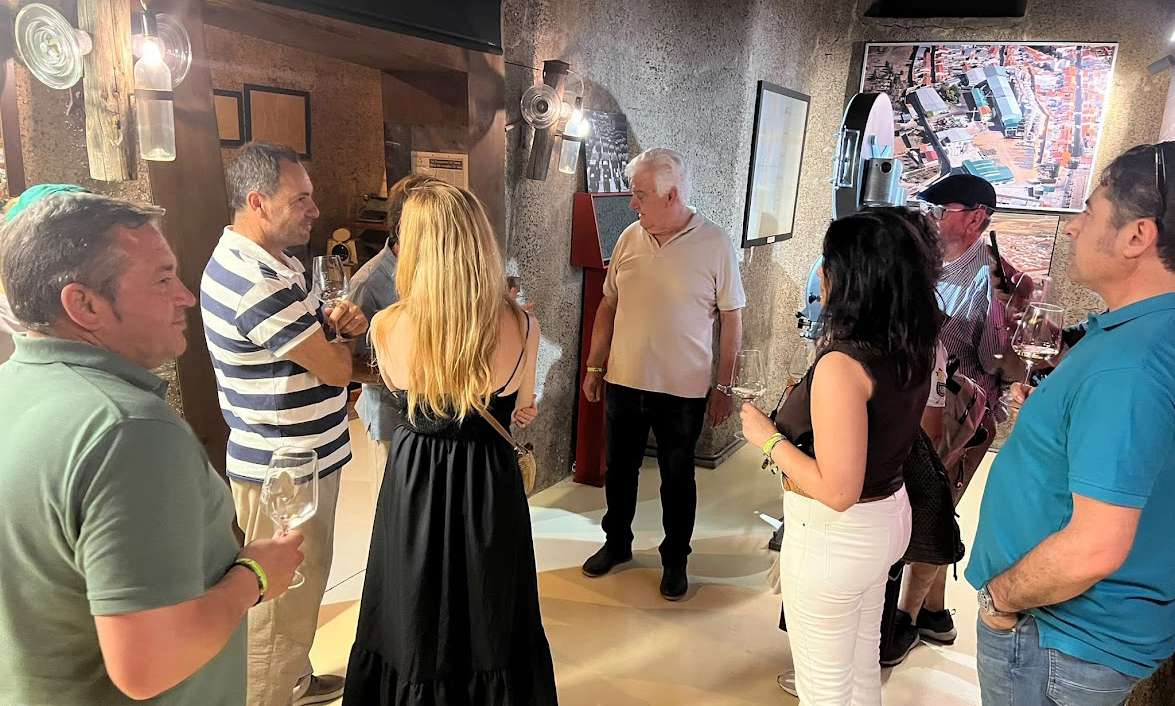 Avitibar descubre el patrimonio minero y enológico de Santa Marta de los Barros en una jornada cultural y turística