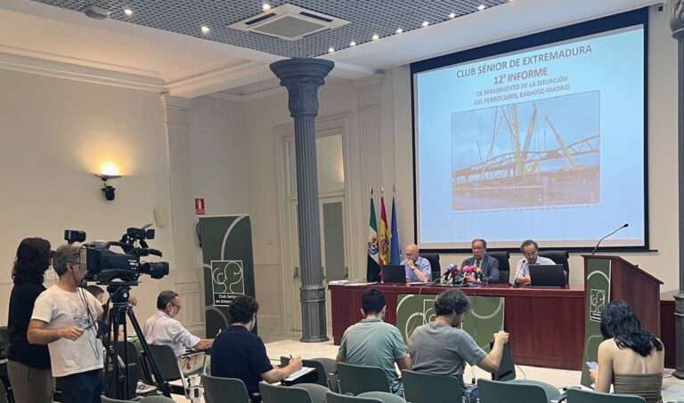 El Club Senior de Extremadura analiza la evolución del ferrocarril Badajoz-Madrid